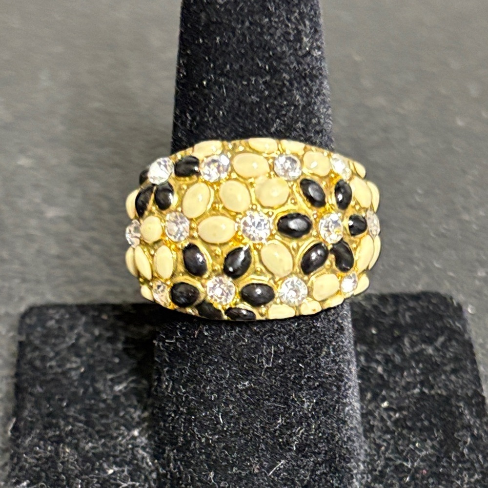 Elegant Gold and Black Floral Ring